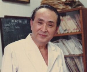 写真②土橋千冬先生　診療の合間の一枚